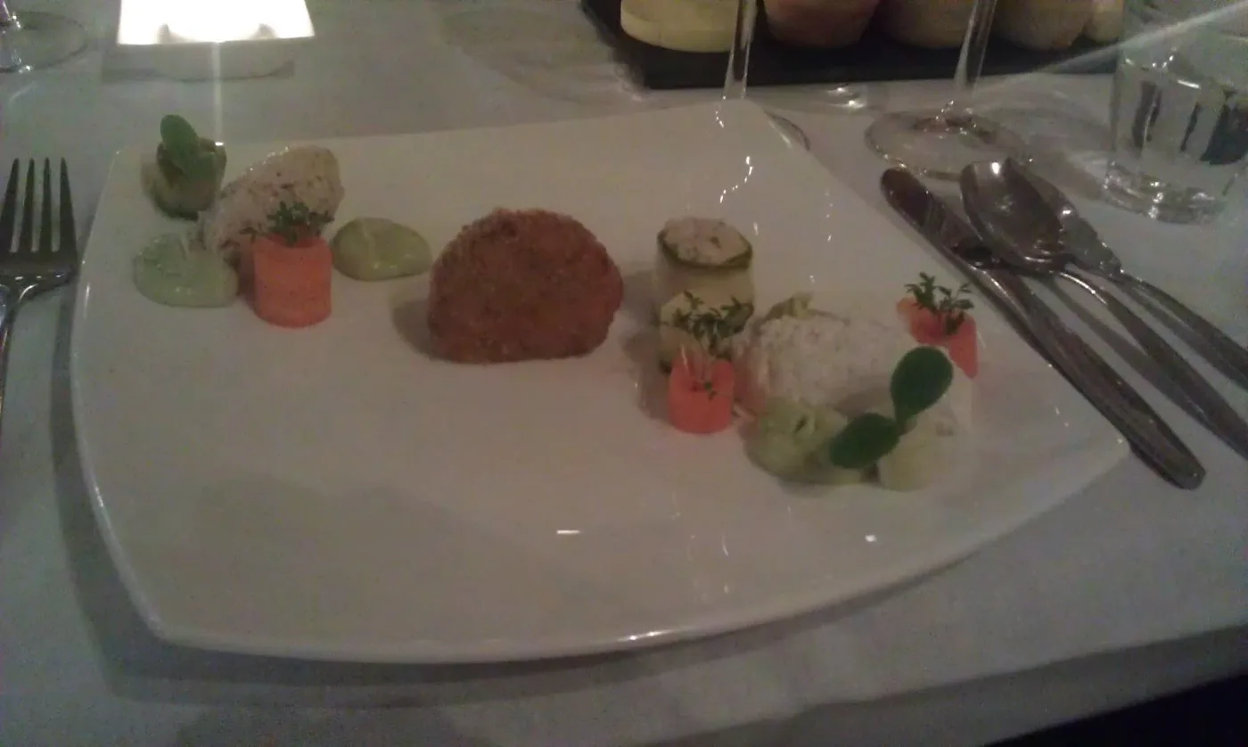 Voorbeeld van Cannelloni van komkommer met krab en een bloemkooltartaar en scampi burger