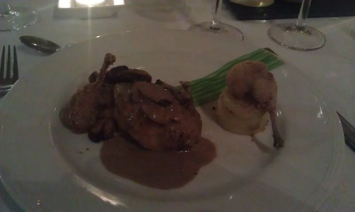 Voorbeeld van Kwartel gevuld met paddenstoelen en saus van eekhoorntjesbrood en gekonfijte aardappel