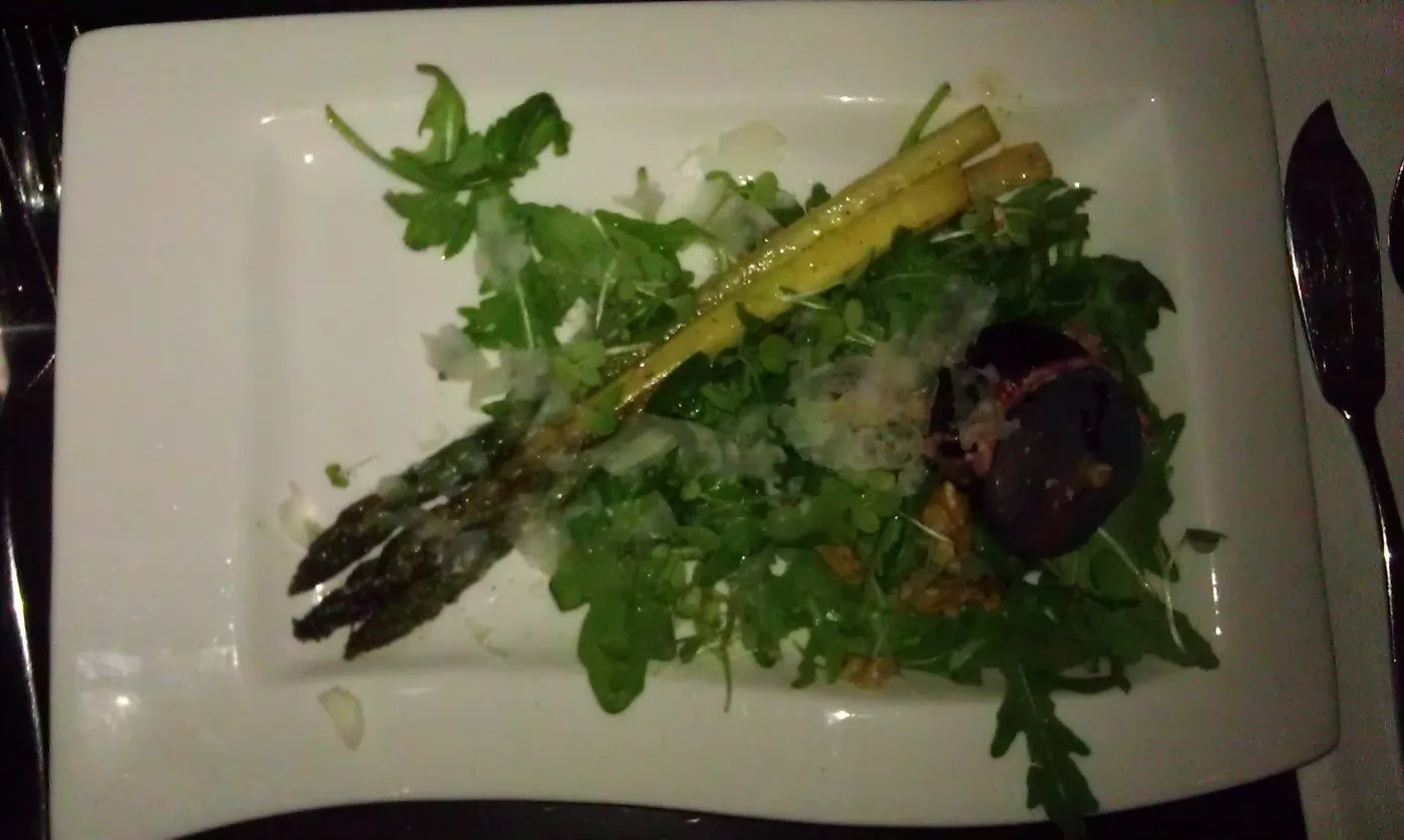 Voorbeeld van Vijgen met feta en port vulling, geserveerd met een salade van groene asperges, Parmazaan, rucola en mosterd cress