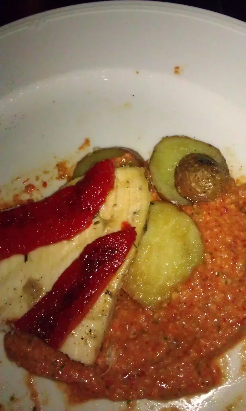 Voorbeeld van Gemarineerde zwaardvis met Romesco saus, paprika’s en gebakken aardappeltjes