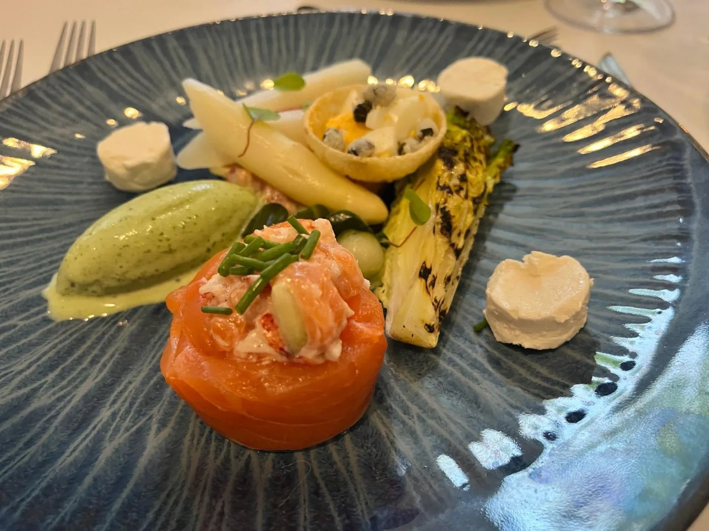 Voorbeeld van Asperge met (gerookte) zalm, mousse van geitenkaas en basilicumsorbet