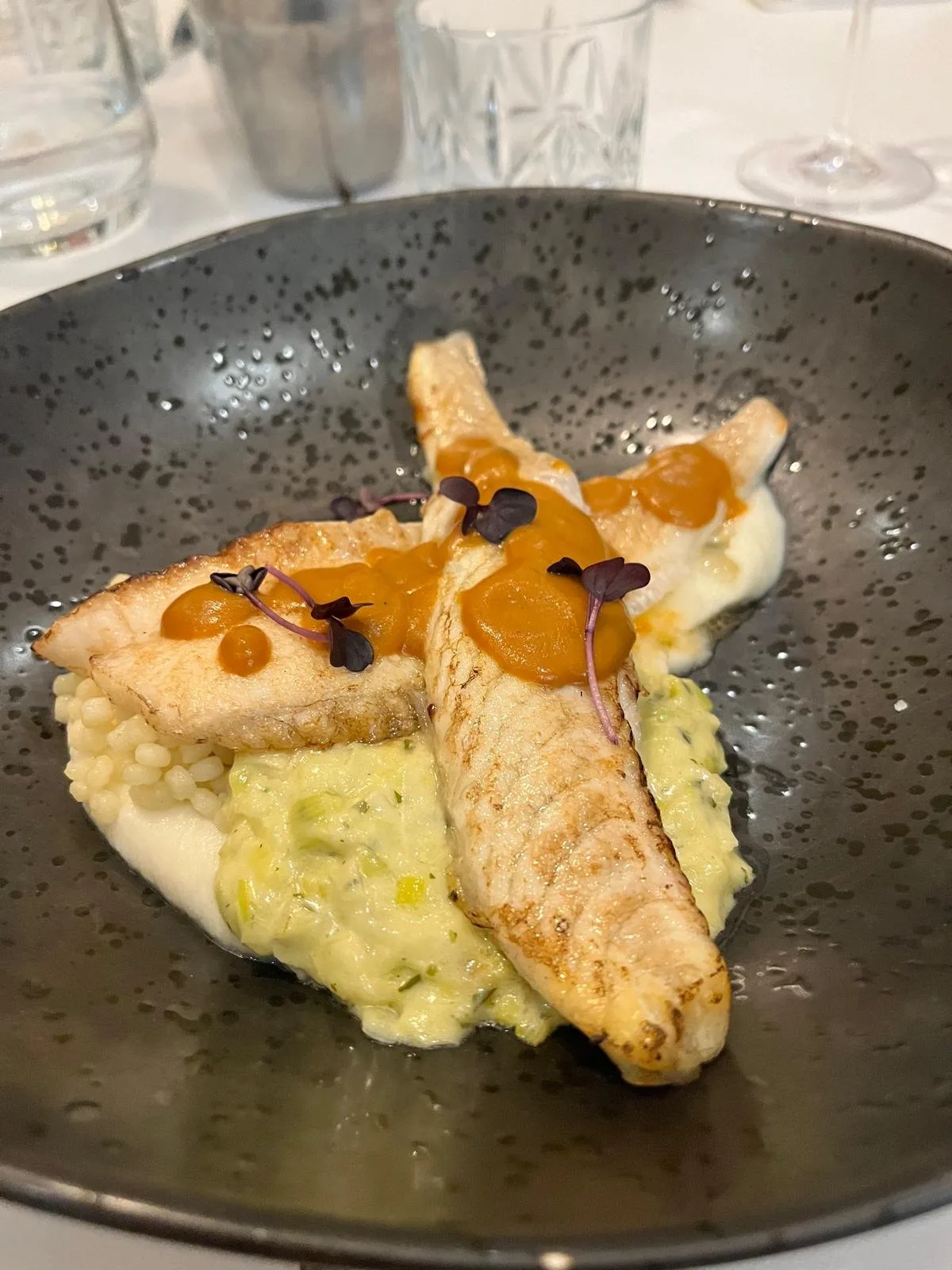Voorbeeld van Kabeljauw met gestoofde prei fregola, bloemkoolpuree en kreeftensaus