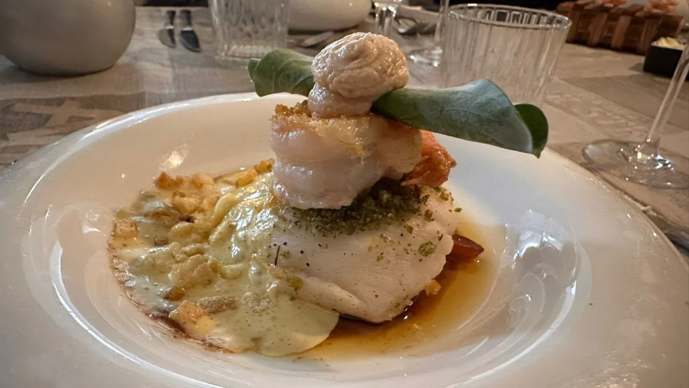 Voorbeeld van Dorade met scampi, paksoi, appel en kokossaus