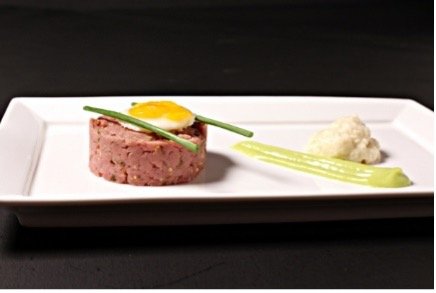 Voorbeeld van Pittige tartaar van diamanthaas met gerookte makreel, bieslookmayonaise en een kwarteleitje