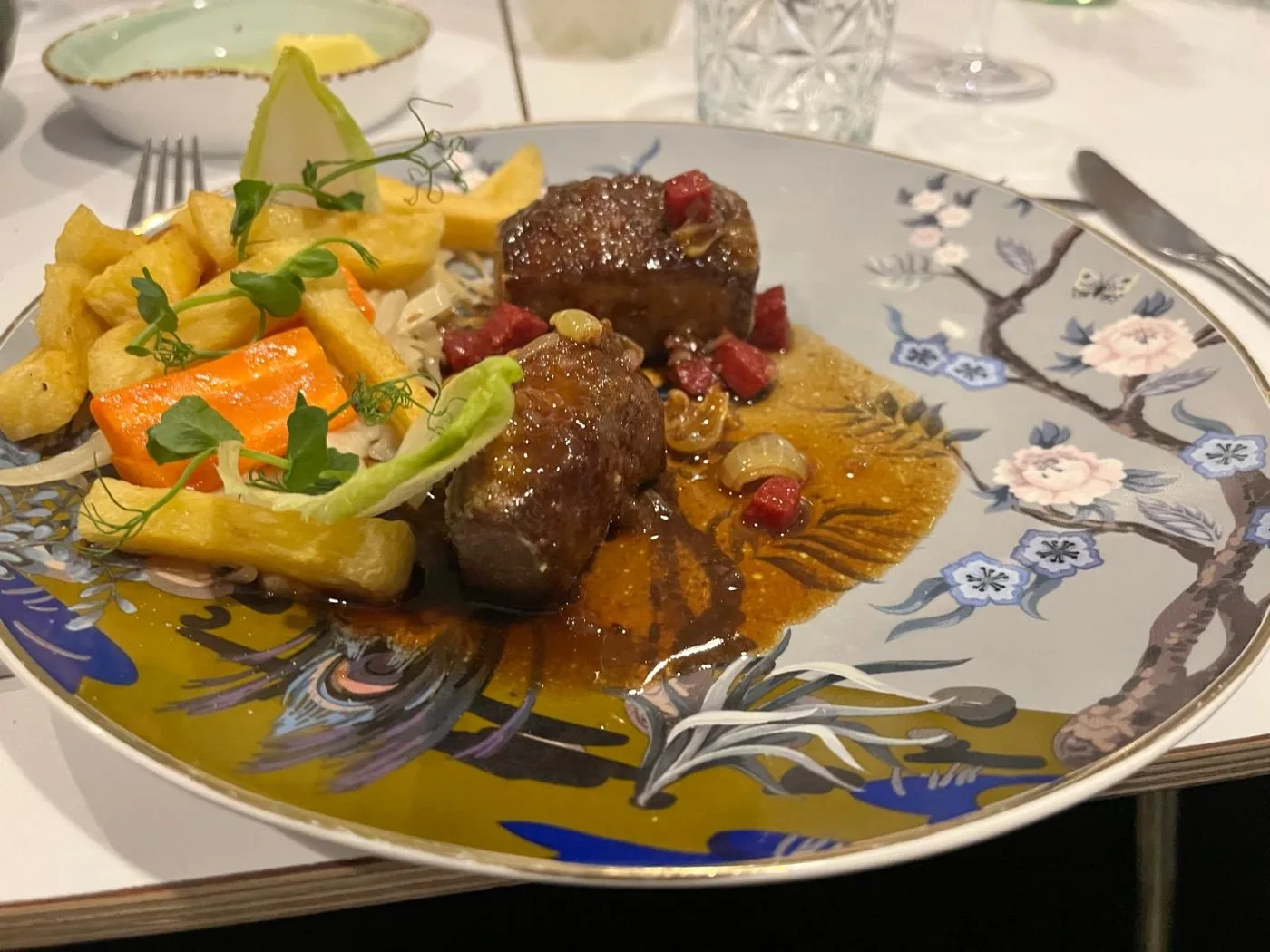 Voorbeeld van Wang met saus van Madeira, zilverui en chorizo