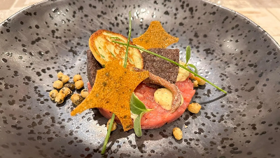 Voorbeeld van Steak tartare met aardappelpoffertjes, olijvencake en truffelmayonaise