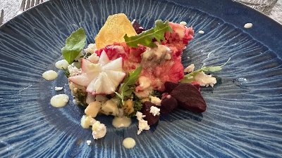 Voorbeeld van Zalm gegaard in rode bietensap met een salade van ei, biet en fetakaas