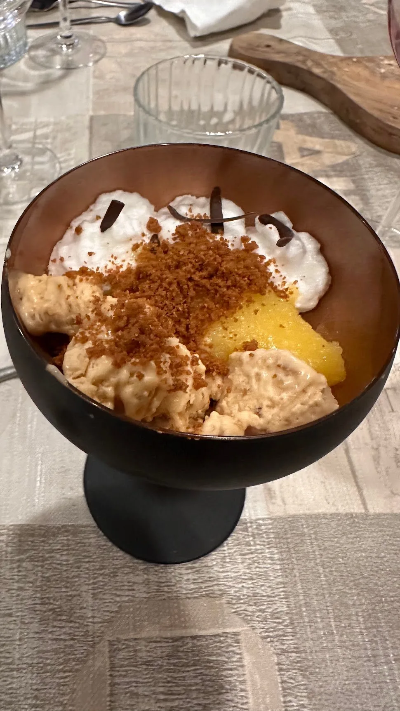 Voorbeeld van Hazelnootparfait met chocolade bonbon en fudge