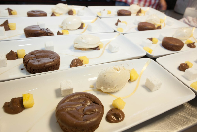 Voorbeeld van Chocolade proeverij, ananas en vanille-ijs