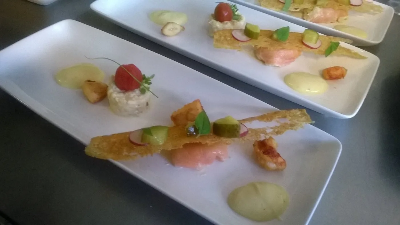 Voorbeeld van Bonbon van gerookte zalm met kreeften tartaar salade en beignet van kreeft